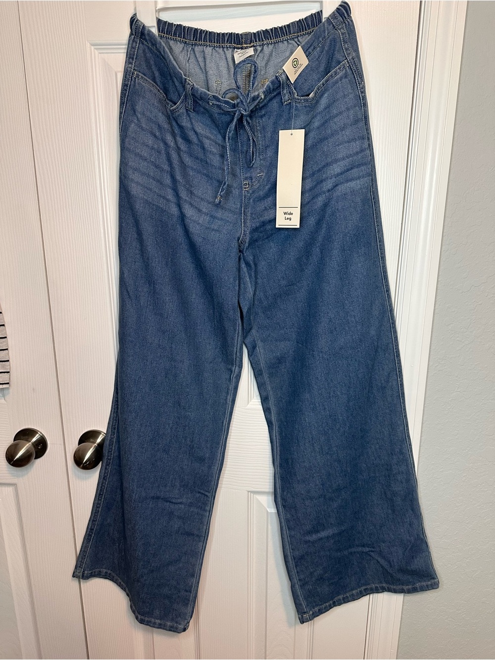 No Boundaries Wide-Leg Drawstring Jeans in Medium Blue